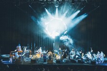 蓮沼執太フィル「消憶｜きおく｜Vanish, Memoria」の様子。（撮影：後藤武浩）