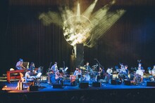 蓮沼執太フィル「消憶｜きおく｜Vanish, Memoria」の様子。（撮影：後藤武浩）