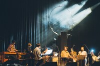 蓮沼執太フィル「消憶｜きおく｜Vanish, Memoria」の様子。（撮影：後藤武浩）