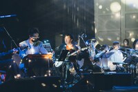 左から千葉広樹（Violin, B）、斉藤亮輔（G）。（撮影：後藤武浩）