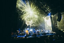 蓮沼執太フィル「消憶｜きおく｜Vanish, Memoria」の様子。（撮影：後藤武浩）