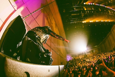 ステージ端に設置されたスピーカーの上で歌う志磨遼平（Vo）。（Photo by 森好弘）