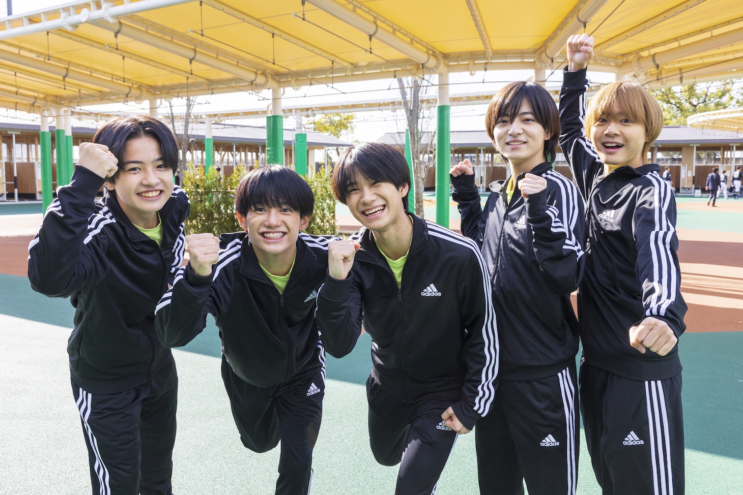 左から池川侑希弥（Boys be）、真弓孟之（AmBitious）、嶋崎斗亜（Lil かんさい）、西村拓哉（Lil かんさい）、岡佑吏（AmBitious）。(c)カンテレ