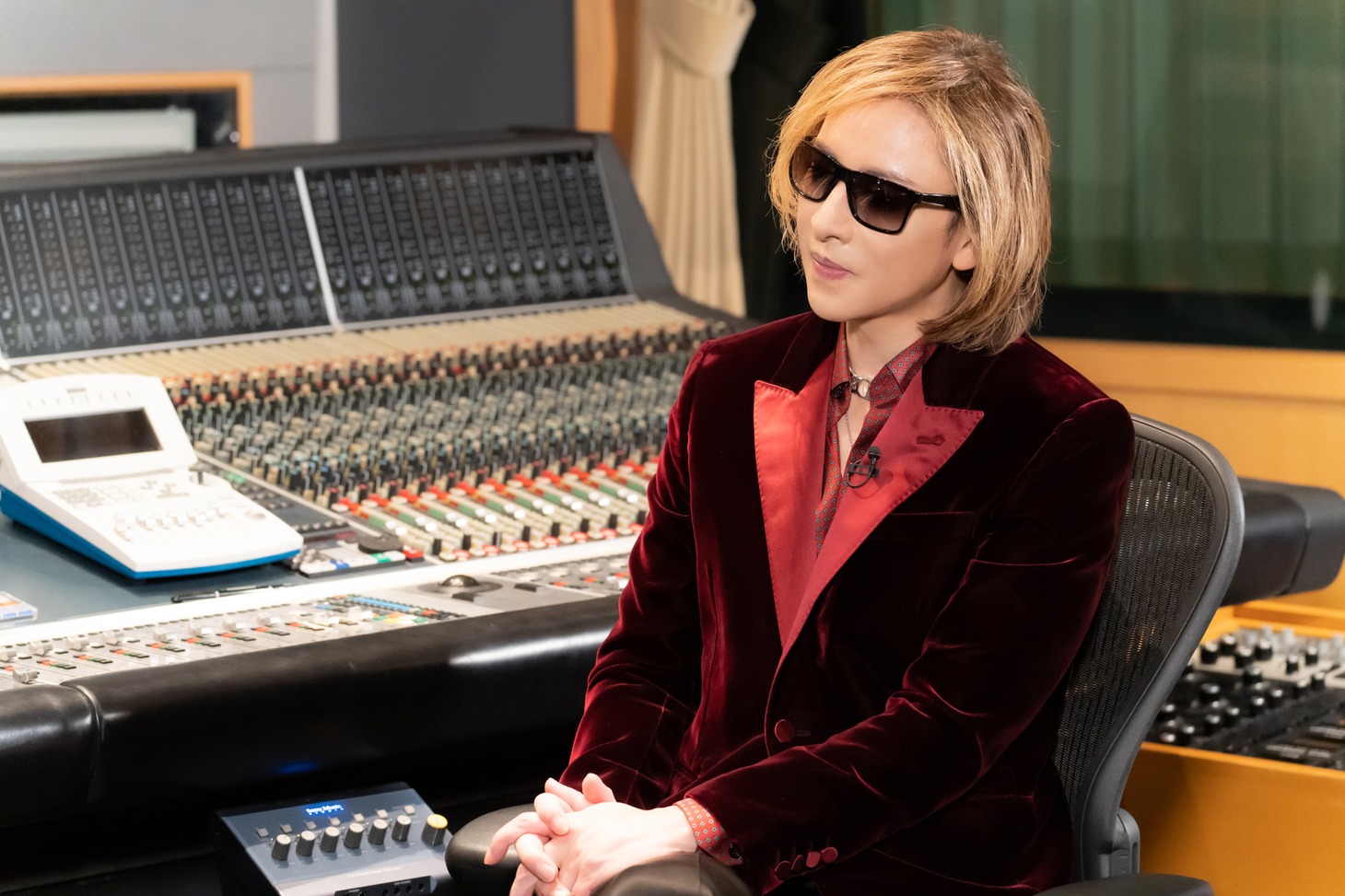 「YOSHIKI緊急出演！年間ミュージックアワード2022直前SP」より。(c)NTV