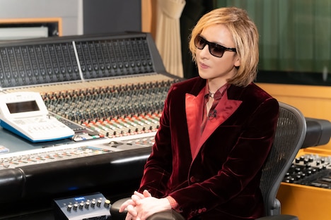 「YOSHIKI緊急出演！年間ミュージックアワード2022直前SP」より。(c)NTV