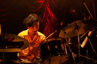 伊藤大地（Dr）（撮影：仁礼博）