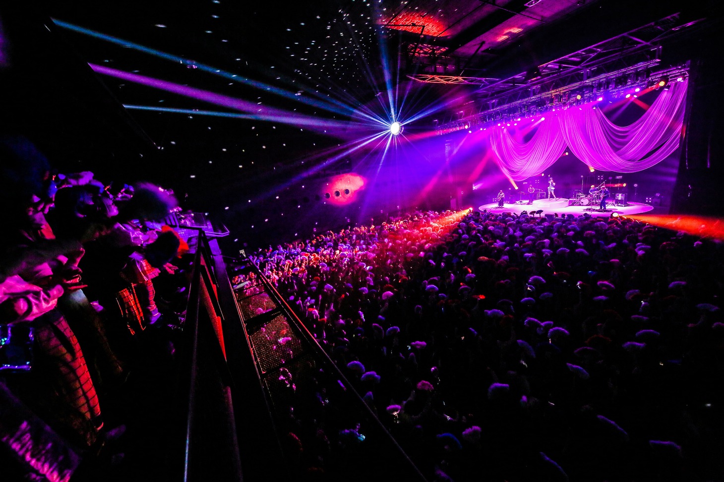 「アヴちゃん聖誕祭2022 ～ハーピィ・ギャル～」の様子。（撮影：森好弘）