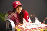 メッセージ入りのケーキと花束を渡された齋藤飛鳥。