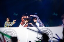 フュージョンするタクヤとリョウガと、2人を紹介するハル（左）。