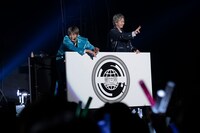 トロッコに乗るアロハとシューヤ。