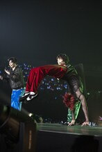 バック転を決めるユーキ。