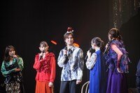 浅野尚志（中央）を囲むTEAM SHACHI。