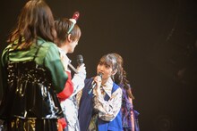 浅野尚志に話しかける咲良菜緒（右）。