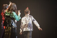 ステージをあとにする浅野尚志にピースする秋本帆華（左）と坂本遥奈（中央）。