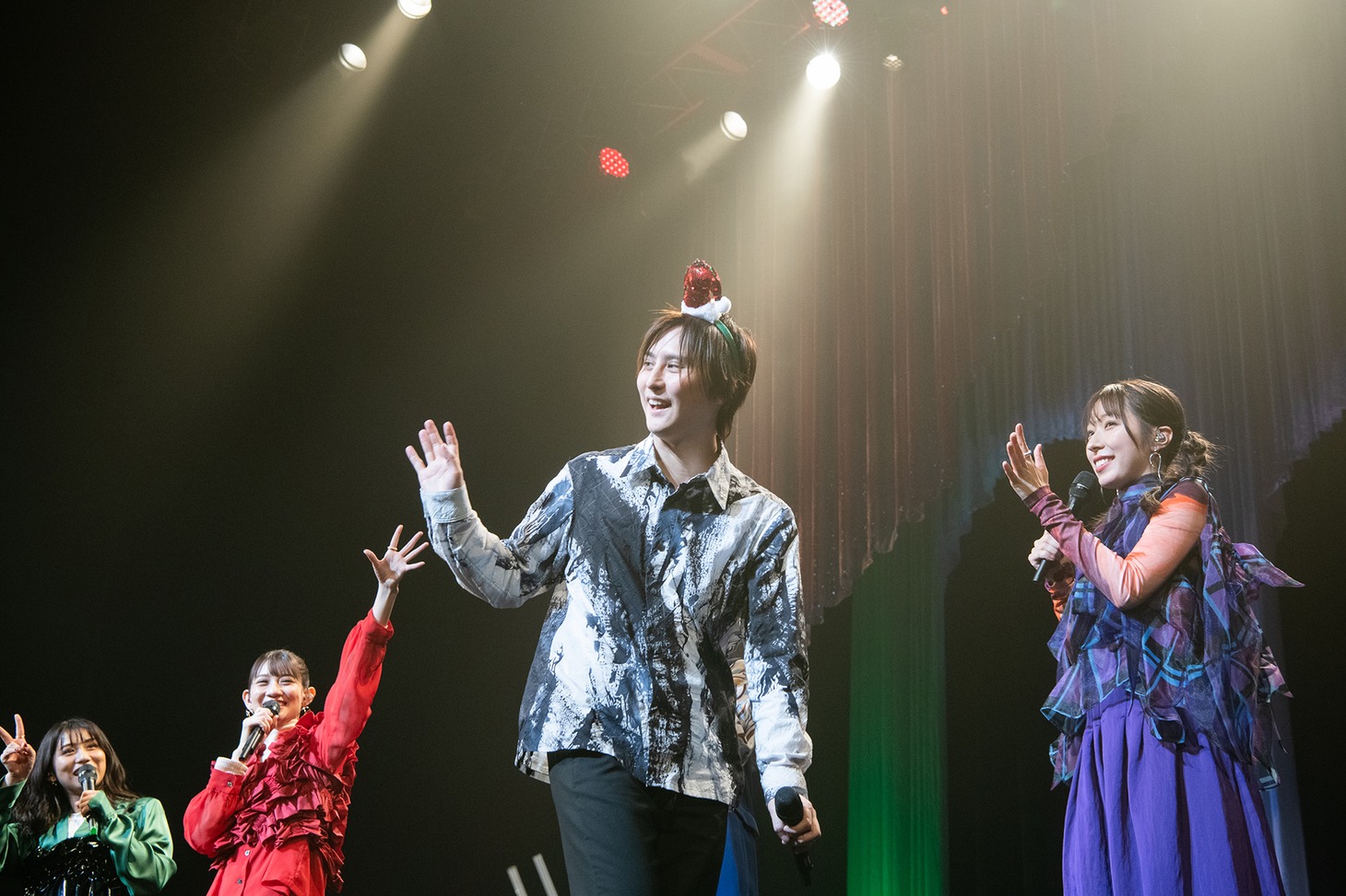 ステージをあとにする浅野尚志（中央）。