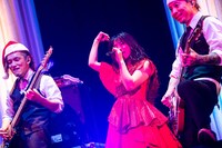 バンド民と坂本遥奈（中央）。