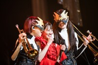 ブラス民と秋本帆華（中央）。