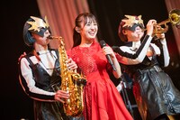 ブラス民と咲良菜緒（中央）。