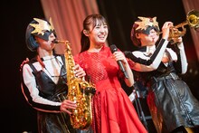 ブラス民と咲良菜緒（中央）。