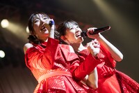 左から大黒柚姫、秋本帆華。