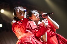 左から大黒柚姫、秋本帆華。