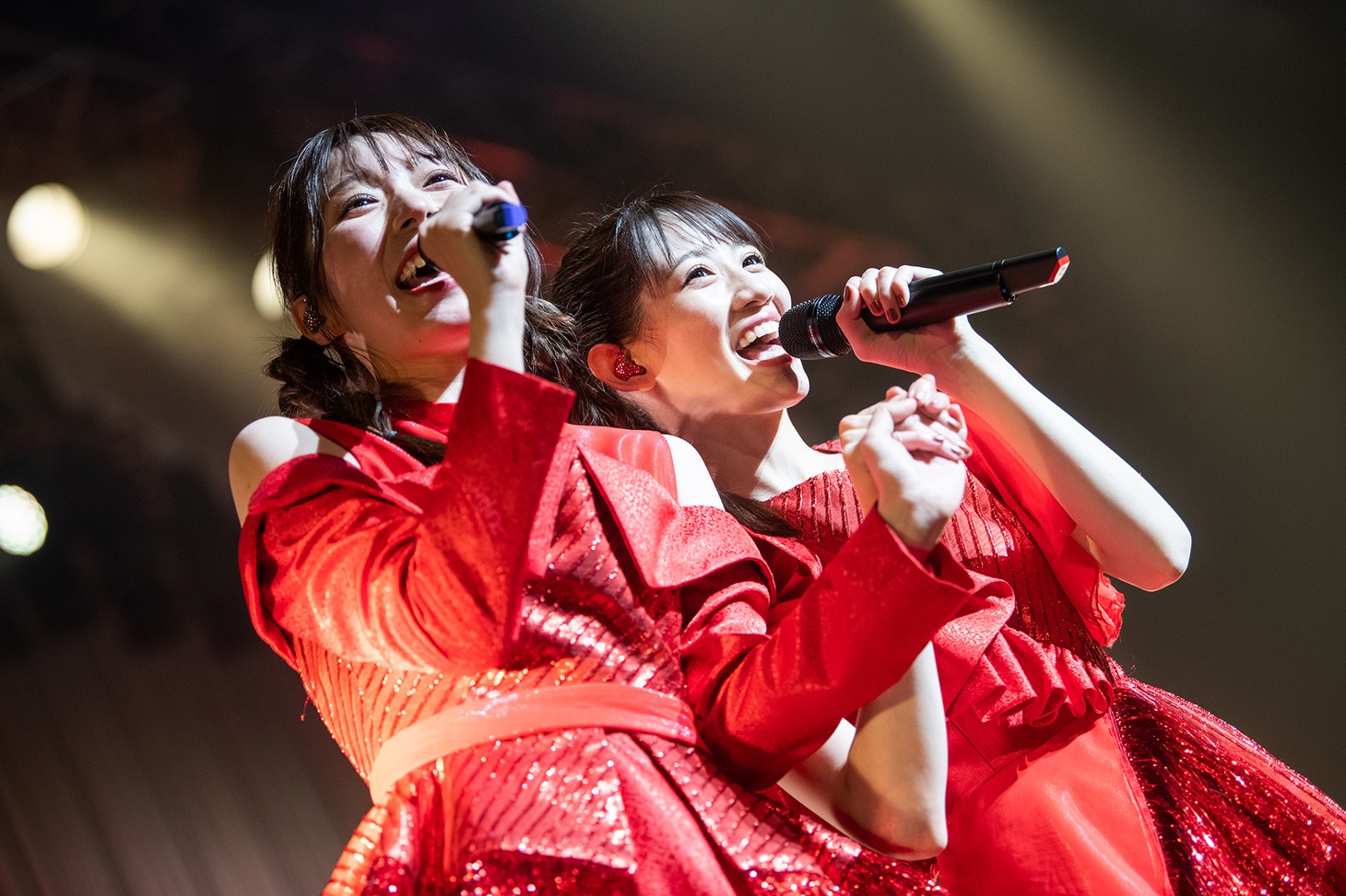 左から大黒柚姫、秋本帆華。