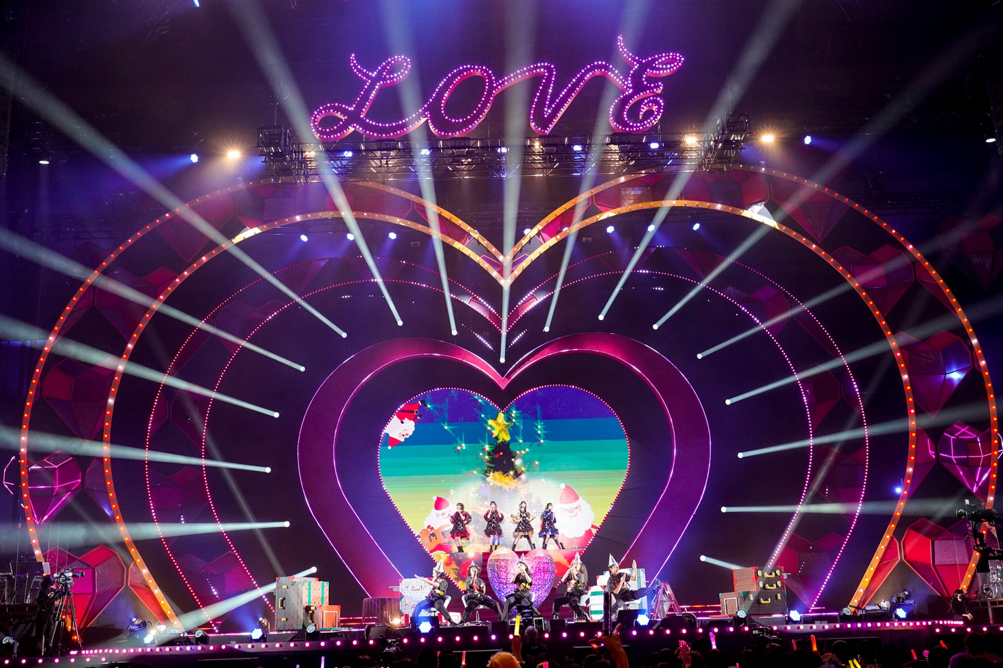 ももいろクローバーZ「ももいろクリスマス2022 LOVE」の様子。