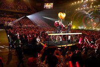 トロッコに乗る佐々木彩夏と百田夏菜子。