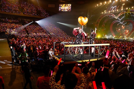 トロッコに乗る佐々木彩夏と百田夏菜子。