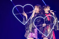 左から佐々木彩夏、百田夏菜子。