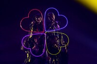 四葉のクローバーを形作るももいろクローバーZ。