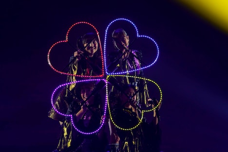 四葉のクローバーを形作るももいろクローバーZ。