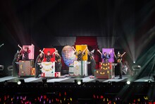 スーツケースの中から飛び出すももいろクローバーZ。