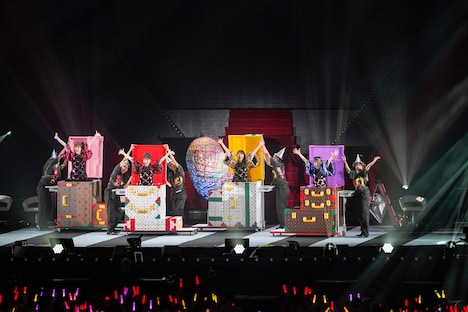 スーツケースの中から飛び出すももいろクローバーZ。