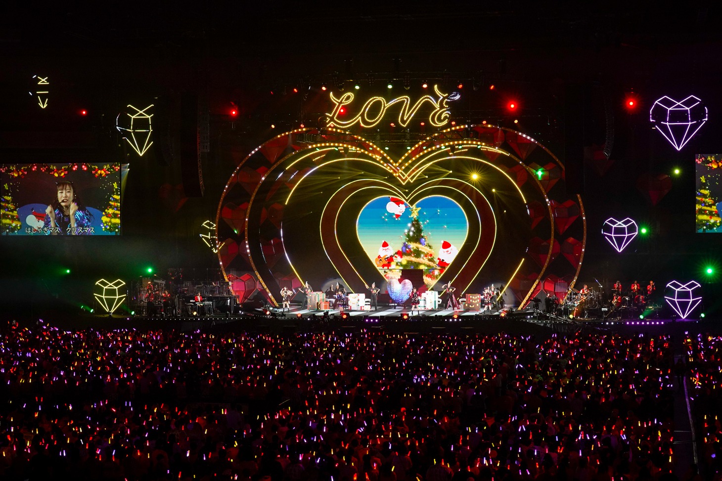 ももいろクローバーZ「ももいろクリスマス2022 LOVE」の様子。