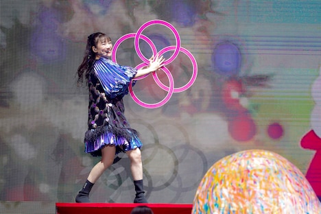 エイトリングを回す高城れに。