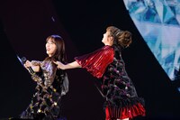 左から玉井詩織、佐々木彩夏。