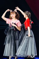 左から佐々木彩夏、百田夏菜子。