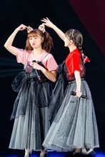 左から佐々木彩夏、百田夏菜子。