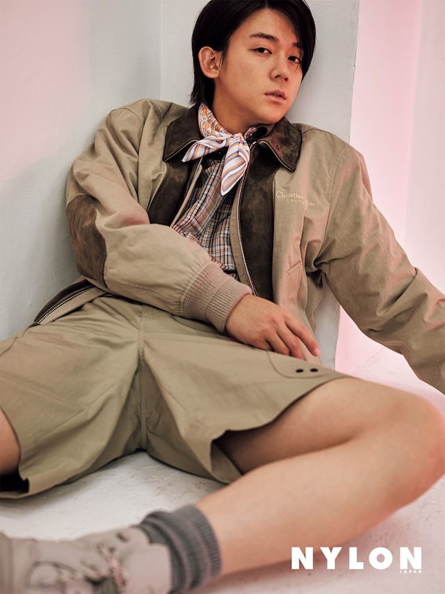 「NYLON JAPAN」2022年2月号より。