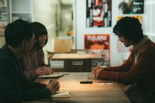 映画「零落」より、フリーライターを演じる志磨遼平（左奥）。(c)2023浅野いにお・小学館／「零落」製作委員会
