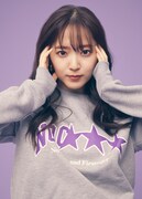 「NO COFFEE × FIRSTORDER CREW SWEAT SHIRTS（GRAY）」を着用した鈴木愛理。