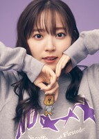 「NO COFFEE × FIRSTORDER サトーくんキーチェーン」をアピールする鈴木愛理。