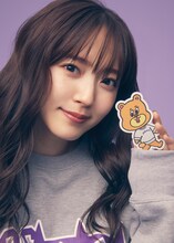 「NO COFFEE × FIRSTORDER サトーくんステッカー」をアピールする鈴木愛理。