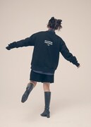 「NO COFFEE × FIRSTORDER CREW SWEAT SHIRTS（BLACK）」のバックプリントを見せる鈴木愛理。