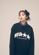 「NO COFFEE × FIRSTORDER CREW SWEAT SHIRTS（BLACK）」を着用した鈴木愛理。