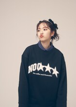 「NO COFFEE × FIRSTORDER CREW SWEAT SHIRTS（BLACK）」を着用した鈴木愛理。