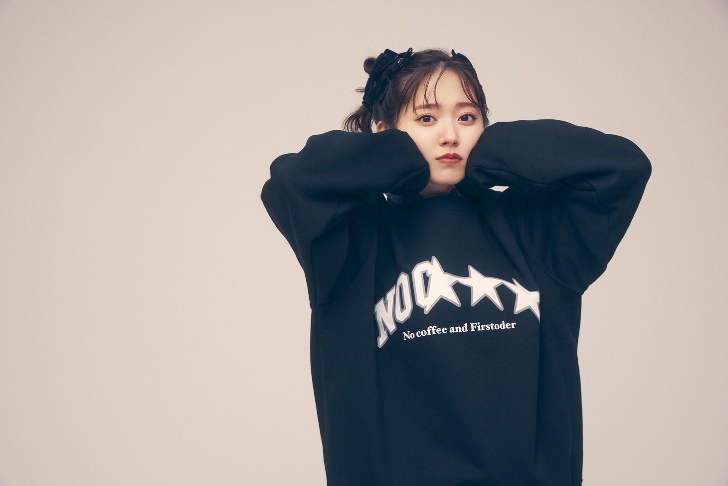 「NO COFFEE × FIRSTORDER CREW SWEAT SHIRTS（BLACK）」を着用した鈴木愛理。