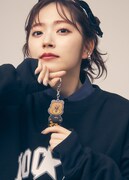 「NO COFFEE × FIRSTORDER サトーくんキーチェーン」をアピールする鈴木愛理。