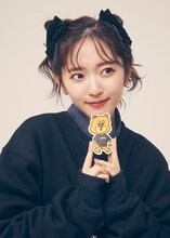 「NO COFFEE × FIRSTORDER サトーくんステッカー」をアピールする鈴木愛理。